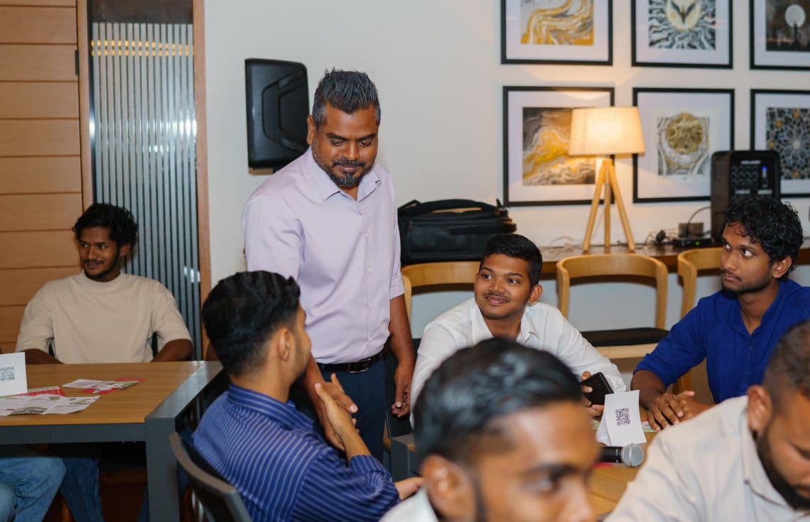 އައްޑޫ މޭޔަރުކަމަށް ވާދަކުރައްވާ ކެންޑިޑޭޓު މުޝްރިފު އަލީ ޒުވާނުންނާއެކު