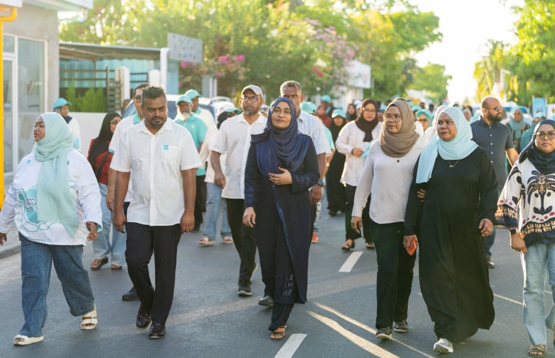 ފަސްޓު ލޭޑީ މެޑަމް ސާޖިދާއާއެކު މެޔާ ކެންޑިޑޭޓު މުޝްރިފް އައްޑޫގެ ރައްޔިތުންނާ ޒިޔާރަތް ކުރުން----