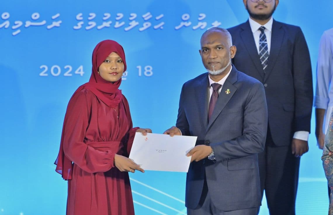 2024 ވަނަ އަހަރު ބޭއްވި ހައި އެޗީވާސް ސްކޮލަޝިޕް ރަސްމިއްޔާތުގެ ތެރެއިން. / ފޮޓޯ: ރައީސް އޮފީސް