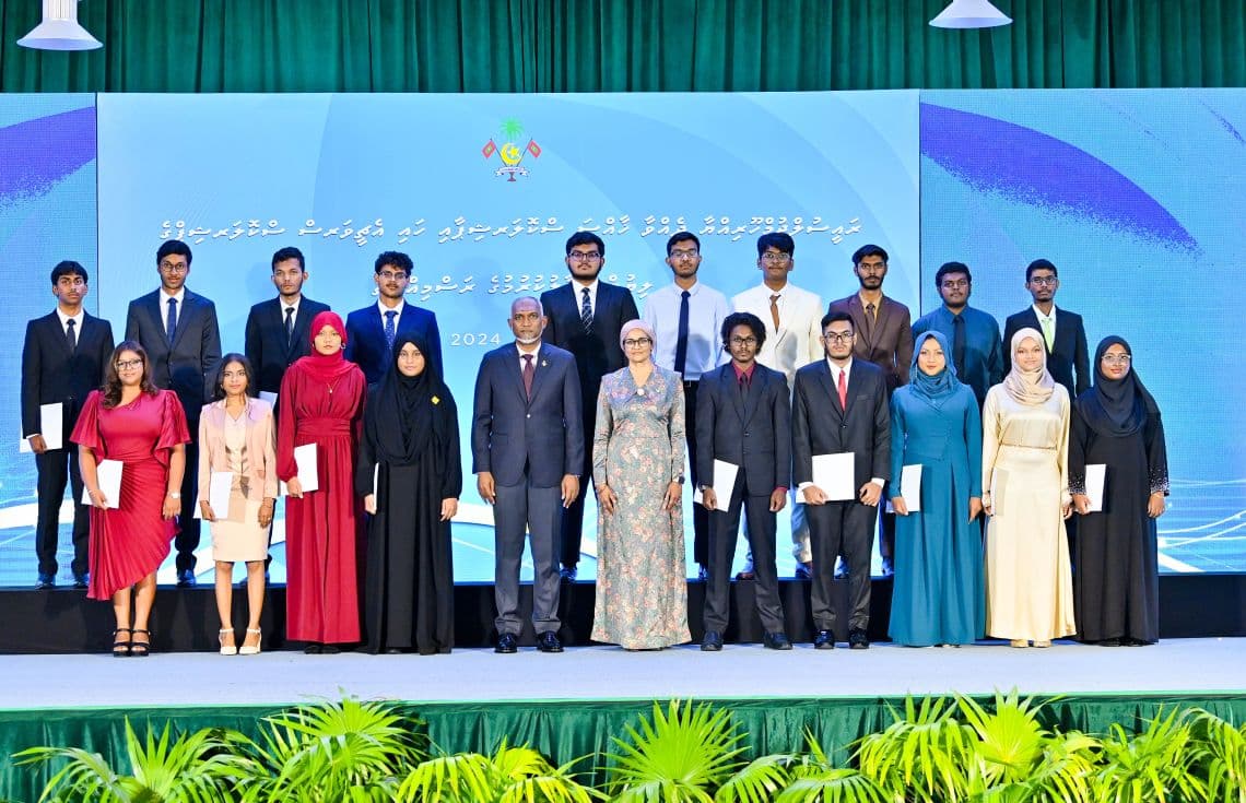 ރައީސުލްޖުމްހޫރިއްޔާ ދެއްވާ ހާއްސަ ސްކޮލާޝިޕާއި ހައި އެޗީވާސް ސްކޮލާޝިޕްގެ ލިޔުން ހަވާލުކުރުމުގެ ރަސްމިއްޔާތެއްގެ ތެރެއިން---ފޮޓޯ: ރައީސް އޮފީސް