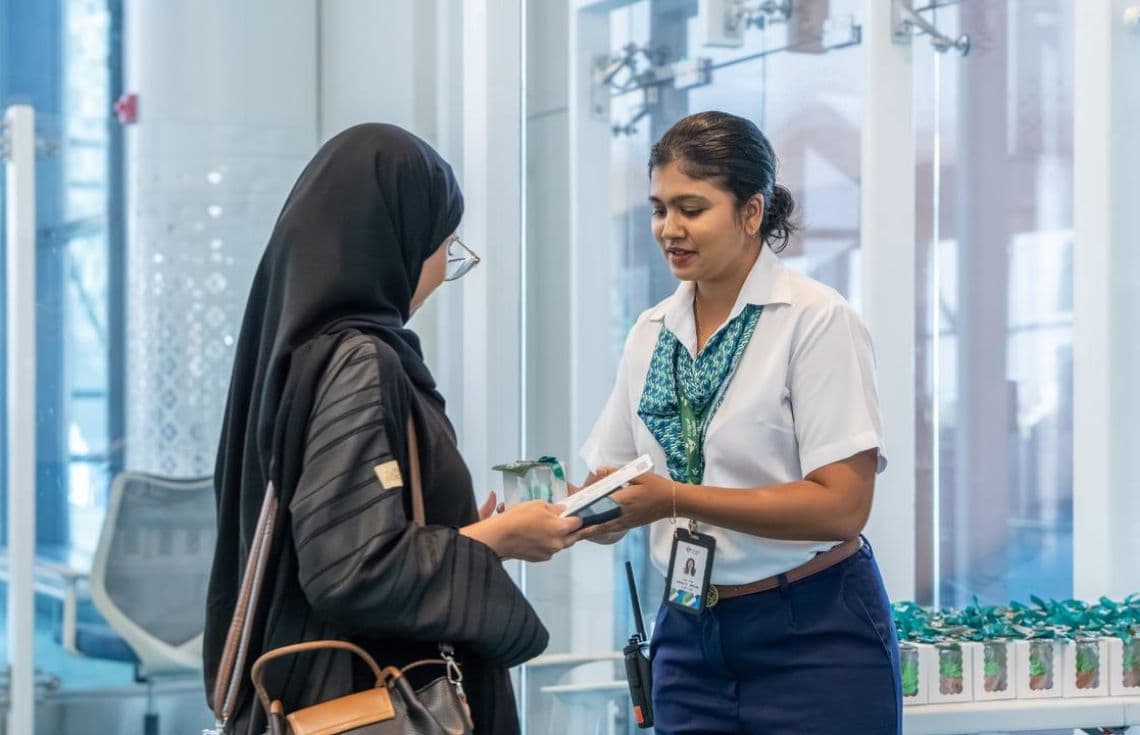ސައުދިއާ އެއާލައިން ދަތުރުކުރި ފަރާތްތަކަށް ހަދިޔާ ބަހަނީ. / ފޮޓޯ: އެމްއޭސީއެލް