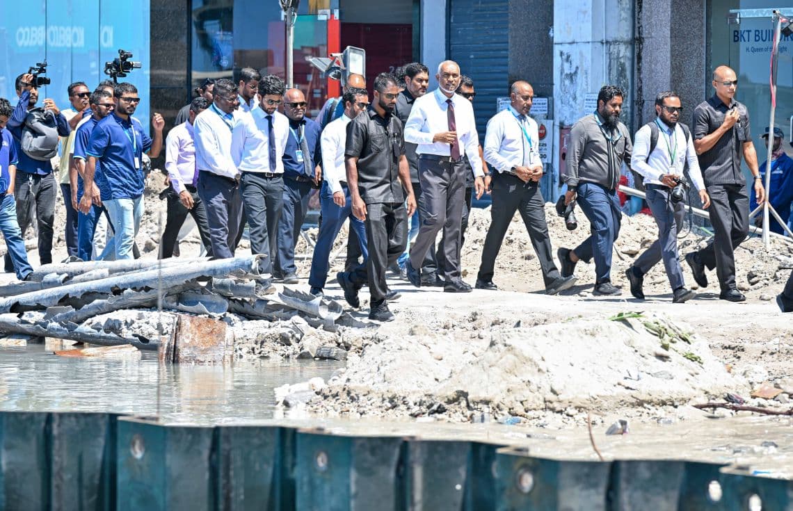ބޮޑުތަކުރުފާނު މަގުގެ މަސައްކަތް ކުރިއަށްދާ ގޮތް ބެއްލެވުމަށް ރައީސް މުއިއްޒު މިއަދު ވަނީ އެ ސަރަހައްދަށް ޒިޔާރަތްކުރައްވާފަ---ފޮޓޯ: ރައީސް އޮފީސް