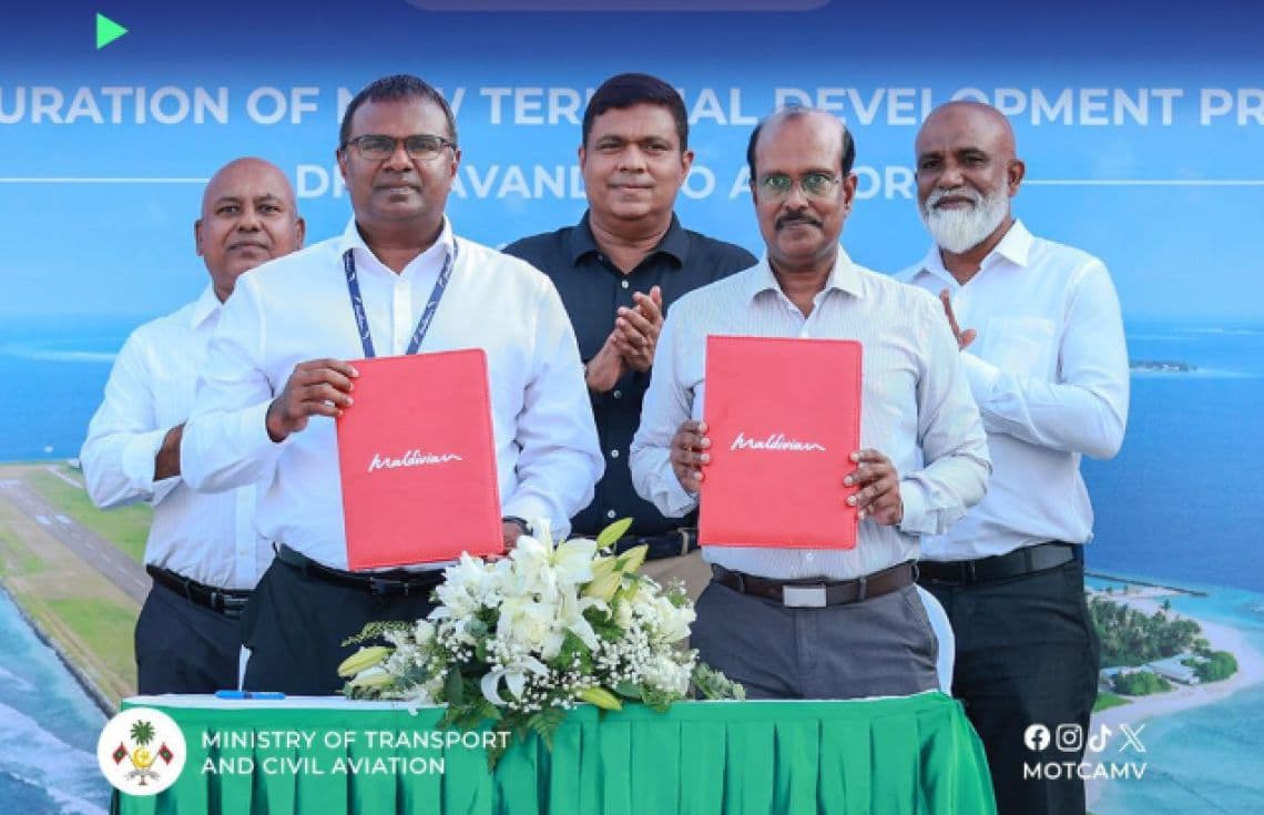 ދަރަވަންދޫ އެއާޕޯޓު އައިލެންޑް އޭވިއޭޝަނަށް ހަވާލުކުރުމުގެ ރަސްމިއްޔާތުގެ ތެރެއިން----ފޮޓޯ:ޓްރާންސްޕޯޓް މިނިސްޓްރީ