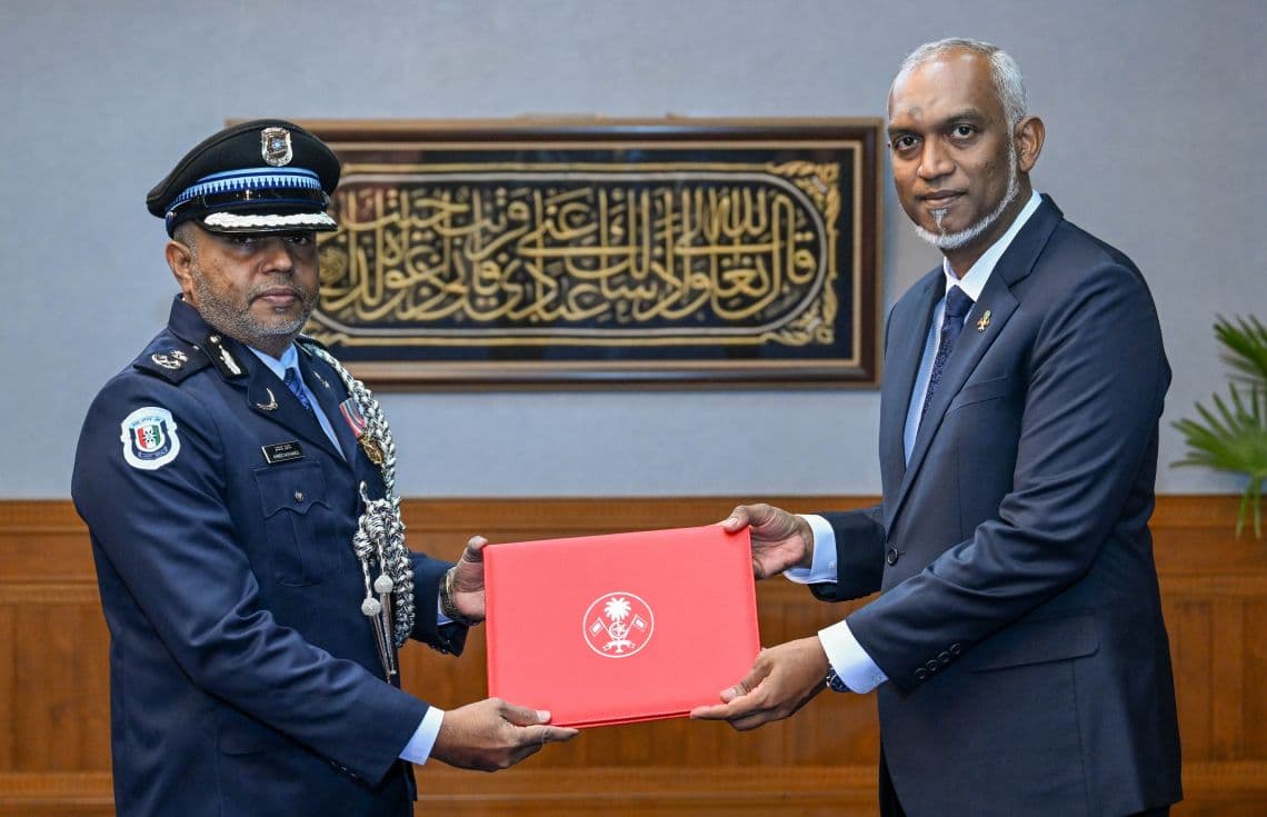އާ ޕޮލިސް ކޮމިޝަނަރު އަހުމަދު މުހައްމަދާ މަގާމުގެ ލިޔުން ރައީސް މުއިއްޒު މިއަދު ހަވާލު ކޮށްދެއްވަނީ---ފޮޓޯ: ރައީސް އޮފީސް