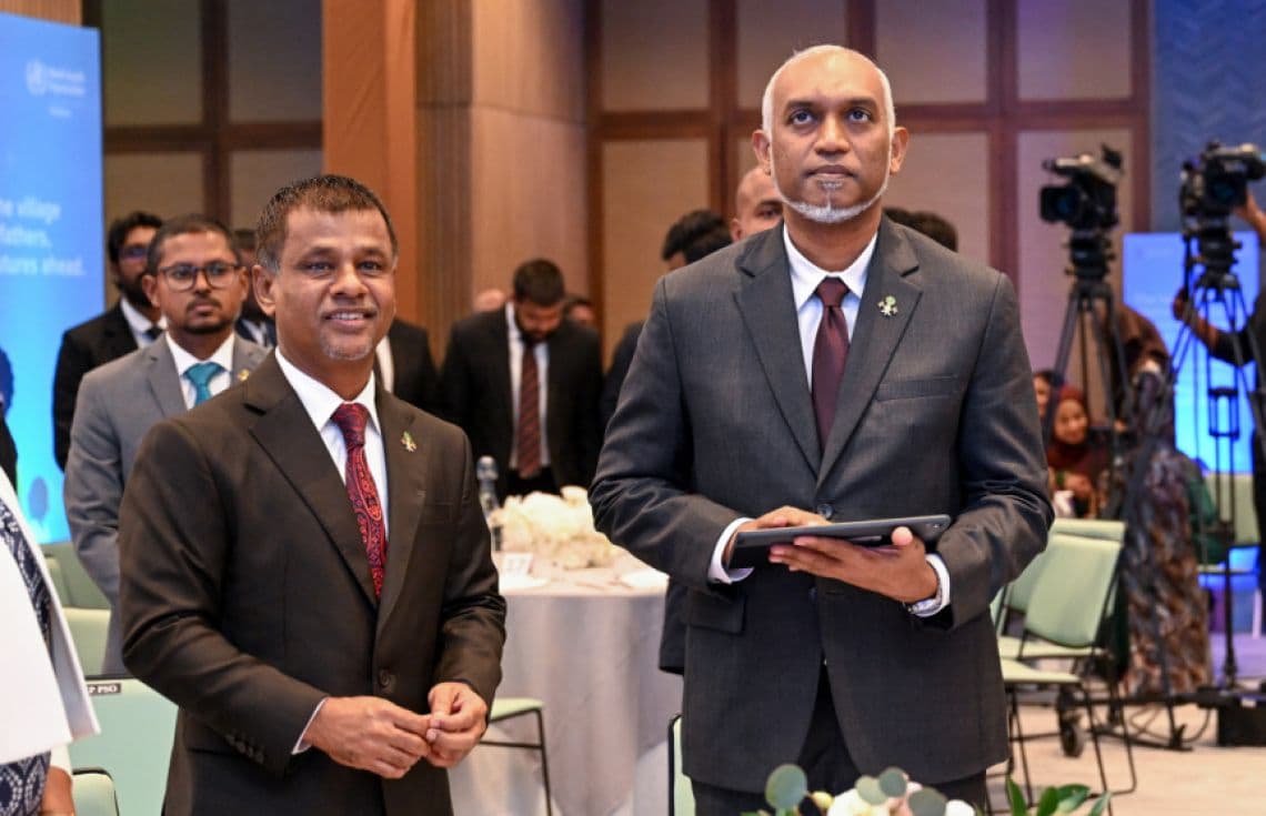 ރައީސް ޑރ. މުޙައްމަދު މުޢިއްޒު އަދި ހެލްތް މިނިސްޓަރު އަބްދުﷲ ނާޒިމް އިބްރާހީމް--- ފޮޓޯ: ރައީސް އޮފީސް