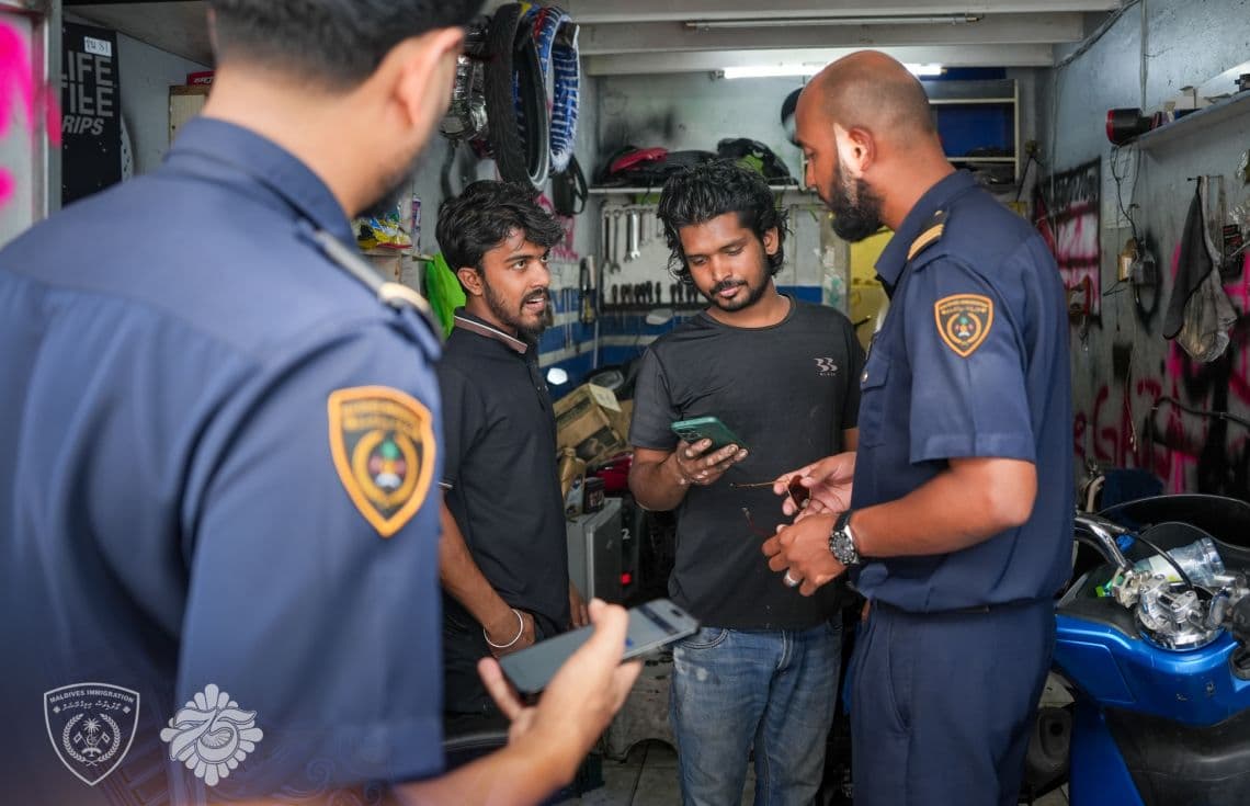 ގަވާއިދާ ޚިލާފަށް ބިދޭސީން ވިޔަފާރިކުރާ ތަންތަން ބަލައި ފާސްކުރުމުގެ ތެރެއިން---ފޮޓޯ: އިމިގްރޭޝަން