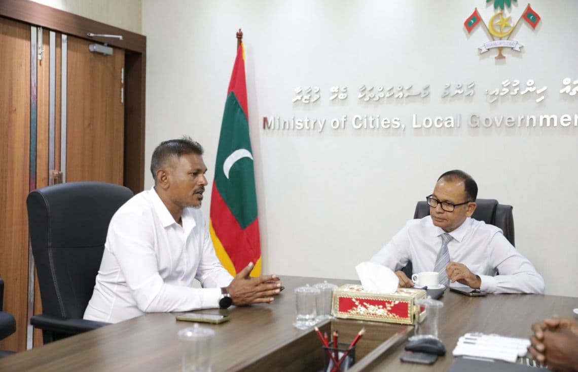 މިނިސްޓަރު އާދަމް ޝަރީފު، ތިނަދޫ ސިޓީ މޭޔަރު ސައުދު އަލީއާއި ބައްދަލުކުރެއްވުން/ ފޮޓޯ: ސިޓީސް މިނިސްޓަރީ