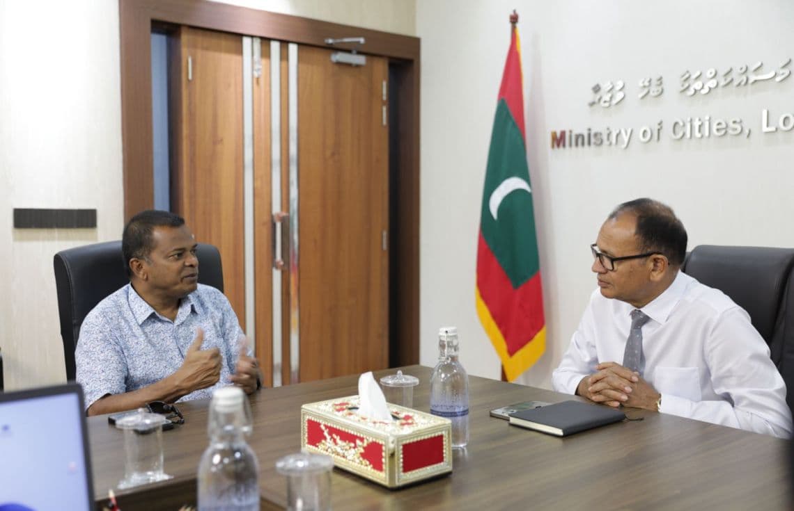 އައްޑޫ ސިޓީގެ މޭޔަރު، މިނިސްޓަރ އާދަމް ޝަރީފް އުމަރާ ބައްދަލުކުރެއްވުން/ ފޮޓޯ: މިނިސްޓްރީ