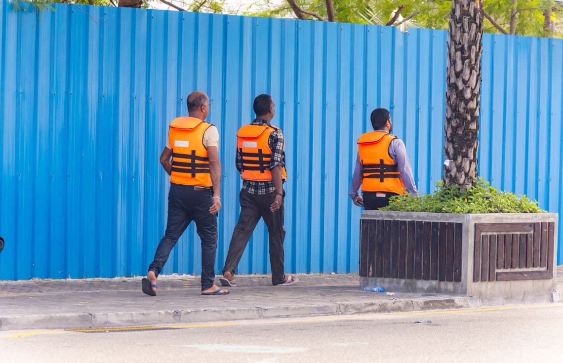 ރާއްޖޭގައި މަސައްކަތްކުރާ ބިދޭސީންތަކެއް. / ފޮޓޯ: ޚުލާސާ