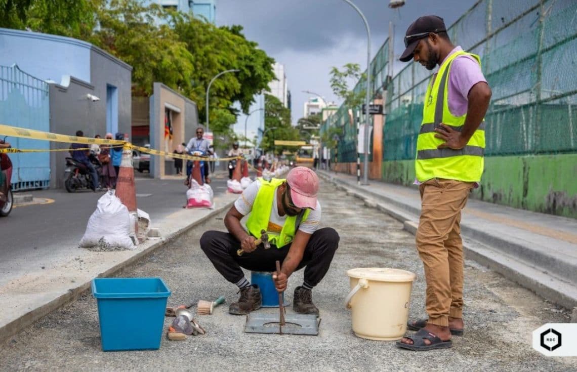 އަމީނީ މަގުގައި ތާރު އެޅުމުގެ މަސައްކަތުގައި (ފައިލް ފޮޓޯ)