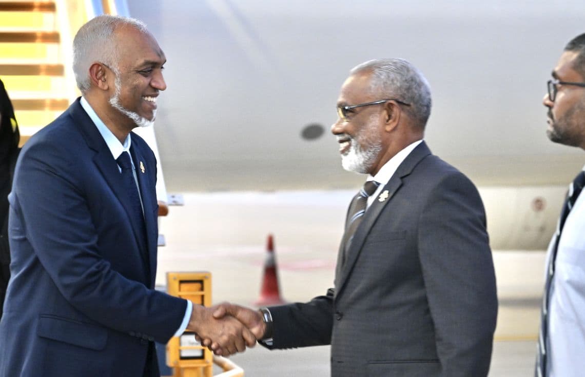 ސައޫދީ އަރަބިއާއަށް ކުރެއްވި ދަތުރުފުޅު ނިންމަވާލެއްވުމަށްފަހު ރައީސް އެނބުރި މާލެ ވަޑައިގެން މަޖިލިސް ރައީސް އަބްދުއްރަހީމް އަބްދުﷲއާ ސަލާމްކުރައްވަނީ. / ފޮޓޯ: ރައީސް އޮފީސް