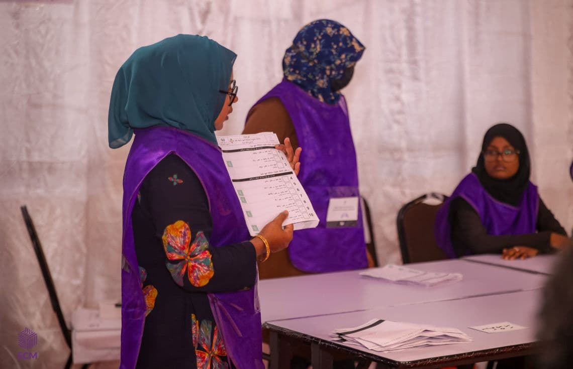 އޭޕްރީލް 4 ވަނަ ދުވަހު ވޯޓު ގުނުމުގެ ތެރެއިން. / ފޮޓޯ: އިލެކްޝަންސް ކޮމިޝަން