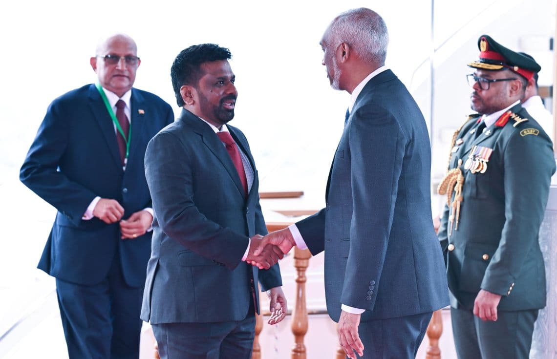 ލަންކާގެ ރައީސް ރަސްމީ ދަތުރުފުޅެއްގައި ރާއްޖެ ވަޑައިގެން ރައީސް މުއިއްޒުއާ ސަލާމް ކުރައްވަނީ. / ފޮޓޯ: ރައީސް އޮފީސް