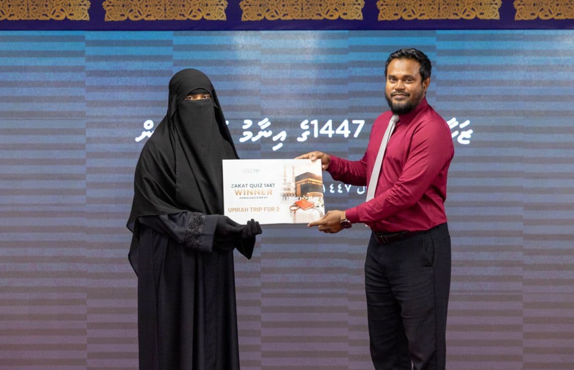 އުމްރާ ދަތުރު ކާމިޔާބުކުރި ފާތިމަތު މައާލްއާ އިނާމު ހަވާލުކުރަނީ---