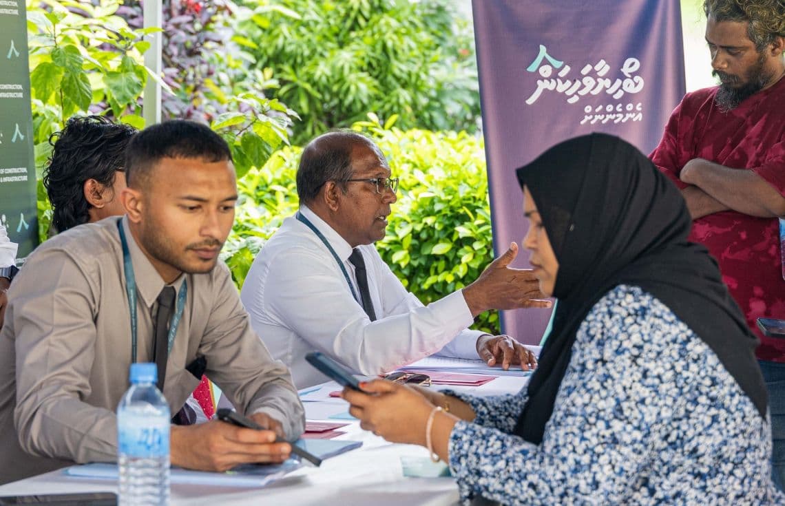 މިނިސްޓްރީގެ މުވައްޒަފުން ބޯހިޔާވަހިކަމުގެ މަަޝްރޫއުތަކުގެ މައުލޫމާތު އާއްމުންނަށް ދެނީ---ފޮޓޯ: ހައުސިން މިނިސްޓްރީ