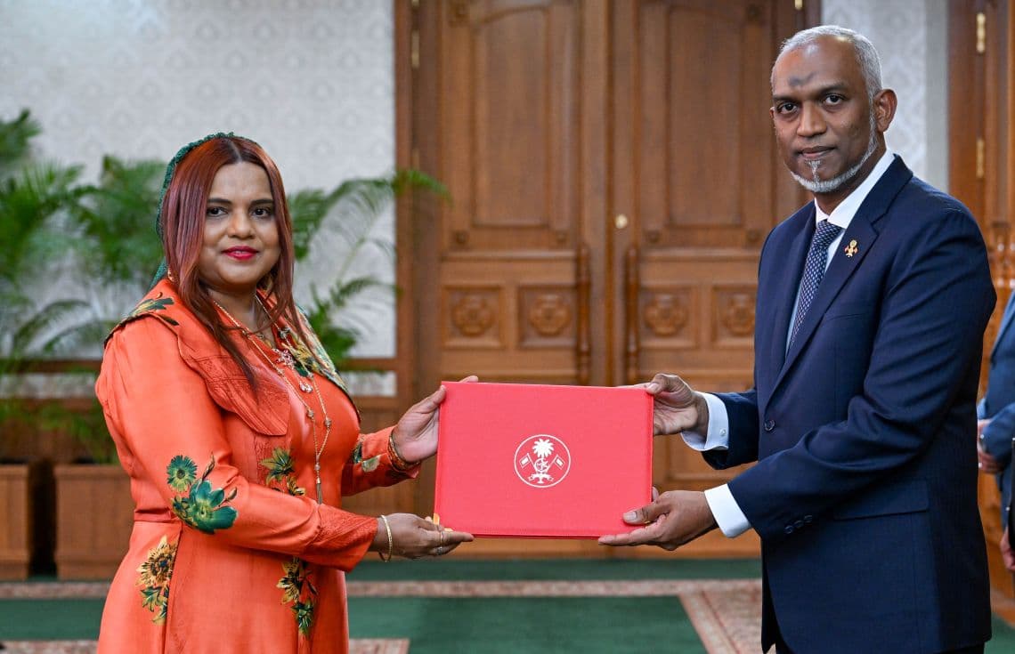ފޮރިން މިނިސްޓަރު ކަމަށް އައްޔަނުކުރި އިރުތިޝާމަށް މަގާމުގެ ފަތްކޮޅު އަރުވަނީ. / ފޮޓޯ: ރައީސް އޮފީސް