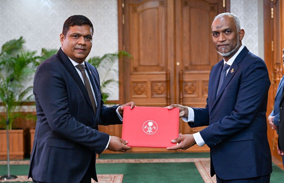 ޓުއަރިޒަމް މިނިސްޓަރު މުހައްމަދު އަމީން އަށް މަގާމުގެ ފަތްކޮޅު އަރުވަނީ. / ފޮޓޯ: ރައީސް އޮފީސް