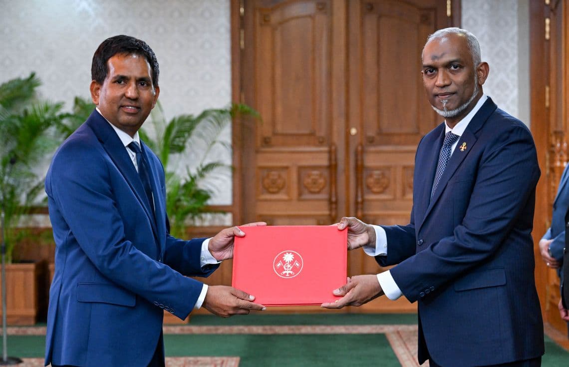 ޓްރާންސްޕޯޓު އެންޑް އިކޮނޮމިކް މިނިސްޓަރު ސައީދަށް މަގާމުގެ ފަތްކޮޅު އަރުއްވަނީ. / ފޮޓޯ: ރައީސް އޮފީސް