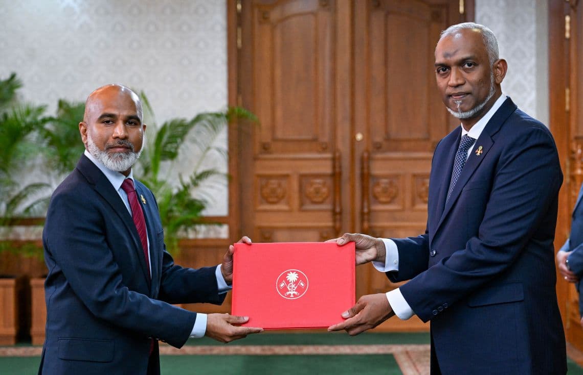 މިނިސްޓަރު އިސްމާއިލް ޝަފީއު މަގާމުގެ ފަތްކޮޅާ ހަވާލުވެވަޑައިގަންނަވަނީ. / ފޮޓޯ: ރައީސް އޮފީސް