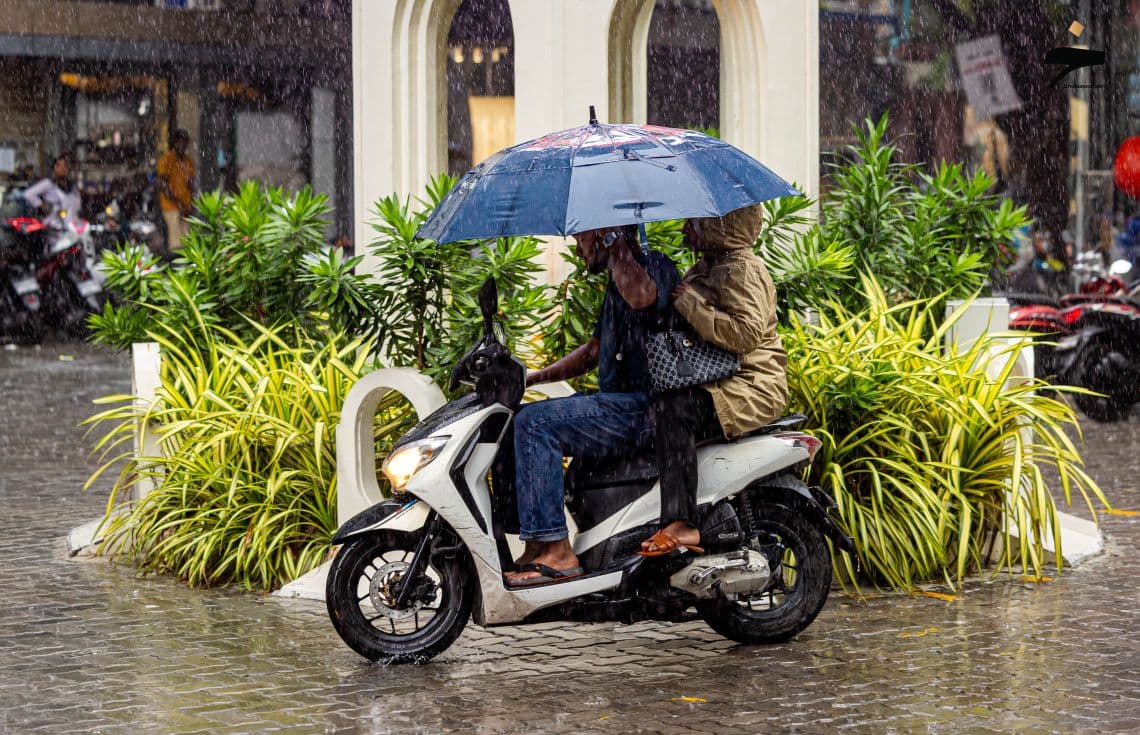 ވިއްސާރަދުވަހެއްގައި ބަޔަކު ވާރޭތެރޭގައި---ފޮޓޯ:ޚުލާސާ