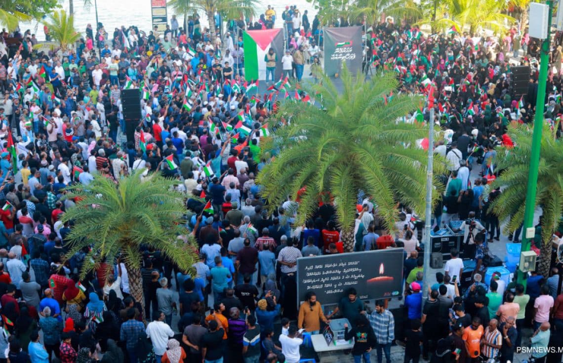ދިވެހީން ފަލަސްތީނާއެކު ތިބިކަން ދައްކުވައިދިނުމަށް ރާއްޖޭގައި ބޮޑު ހަރަކާތެއް ފެށުން. ދިވެހިންގެ ބޮޑު އެއްވުން މިނަމުގައި ބޭއްވި އެއްވުމަށް ގިނަ އަދެއްގެ ބަޔަކު އާޓިފިޝަލް ބީޗަށް ޖަމާވި / ފޮޓޯ: މުޙައްމަދު ވަޙީދު، ޕީއެސްއެމް ނިއުސް