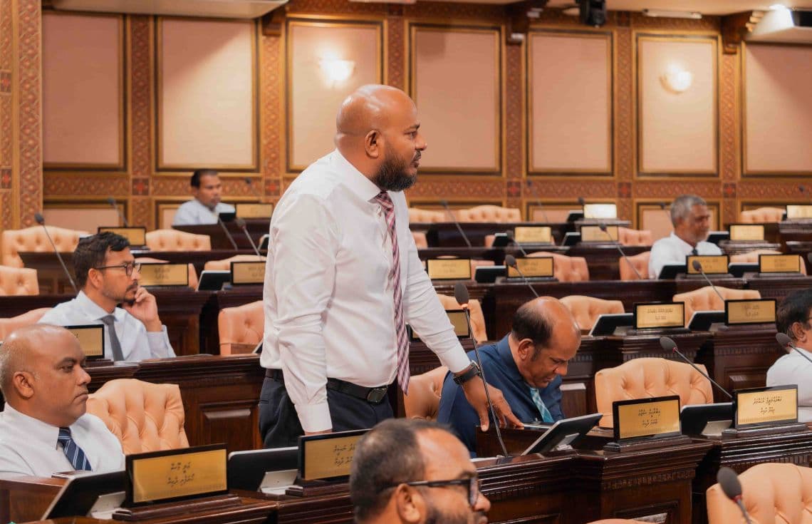 ބާރަށު ދާއިރާގެ އިއްޒަތްތެރި މެމްބަރު ރައްޔިތުންގެ މަޖިލީހުގައި ވާހަކަފުޅު ދައްކަވަނީ. / ފޮޓޯ: މަޖިލިސް
