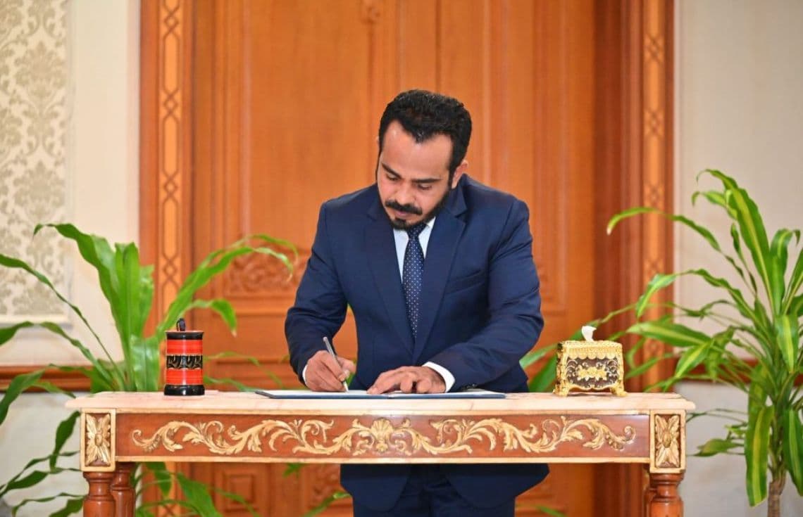 ހައިކޯޓުގެ ފަނޑިިޔާރުކަމުގެ ލިޔުމުގައި ޖަމީލް މޫސާ ސޮއިކުރައްވަނީ / ފޮޓޯ: ހައި ކޯޓް