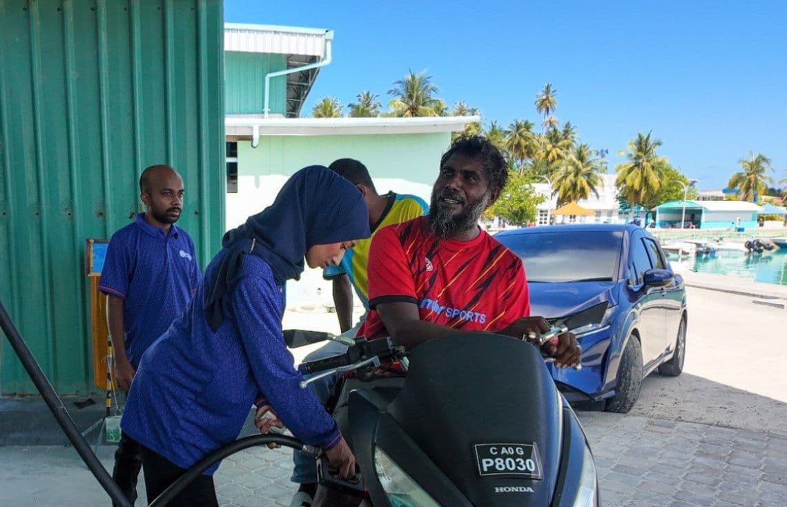 ކުޑަހުވަދޫގެ ފިއުލް ޝެޑުން ކަސްޓަމަރަކު ހިދުމަތް ލިބިގަންނަނީ. / ފޮޓޯ: އެފްއެސްއެމް