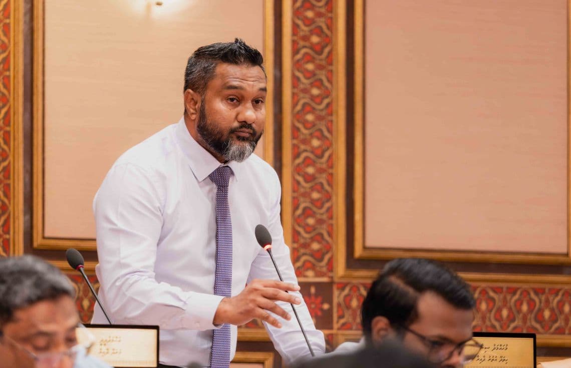 ހިތަދޫ އުތުރު ދާއިރާގެ ކުރީގެ މެމްބަރު މުހައްމަދު ސިނާން. އޭނާ ވަނީ ޕީއެންސީ ޕްރައިމަރީ ކާމިޔާބުކޮށްފައި. / ފޮޓޯ: މަޖިލިސް