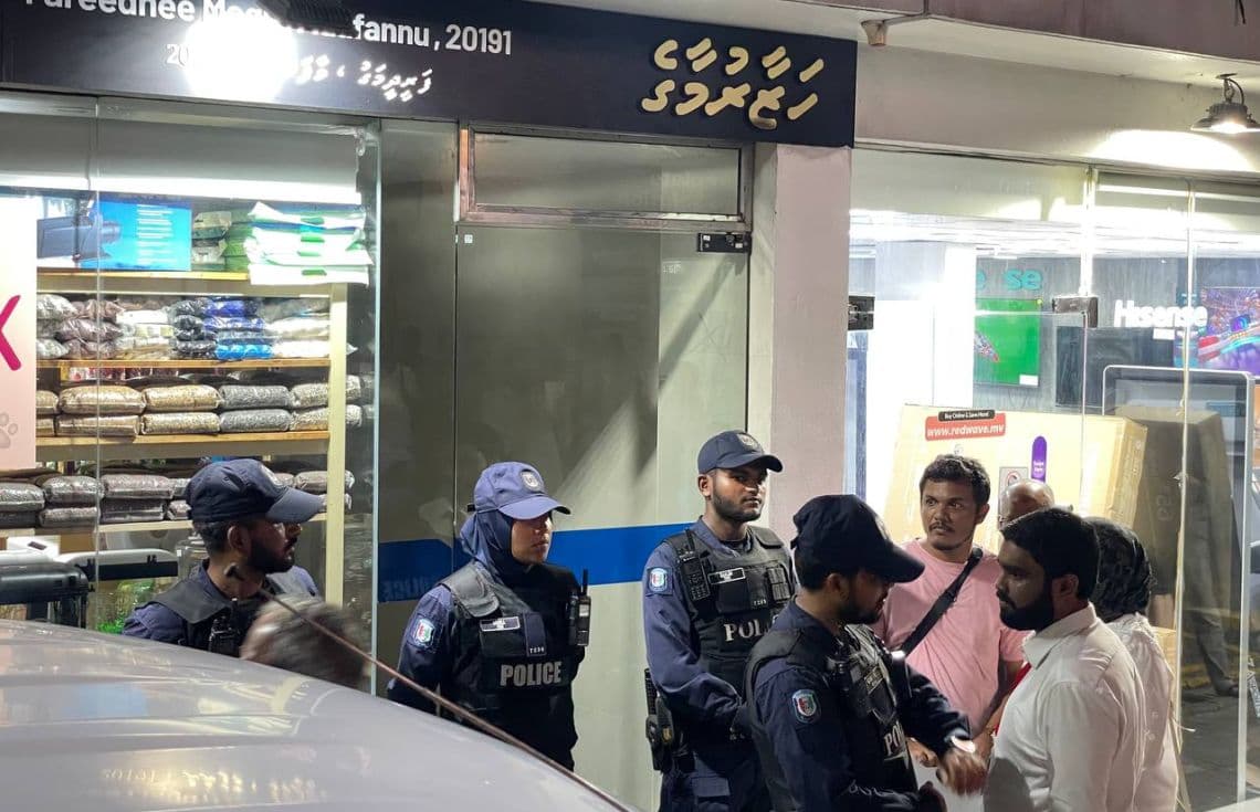 ކޯޓު އަމުރެއްގެ ދަށުން "އަދަދު" ނޫސް ހިންގާ އޮފީސް ފުލުހުން ދަނީ ބަލާފާސްކުރަމުން--- ފޮޓޯ: ޅުލާސާ