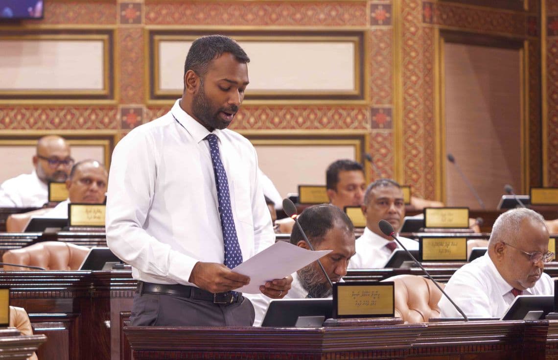 ގަލޮޅު ދެކުނު ދާއިރާގެ މެންބަރު މީކާއިލް ނަސީމް. އަދަދު ނޫހަށް ފުލުހުން ރެއިޑްކުރުމާ ގުޅިގެން މަޖިލީހަށް ކުއްލި މައްސަލައެއް ހުށަހެޅީ މީކާއިލް--- ފޮޓޯ: މަޖިލިސް