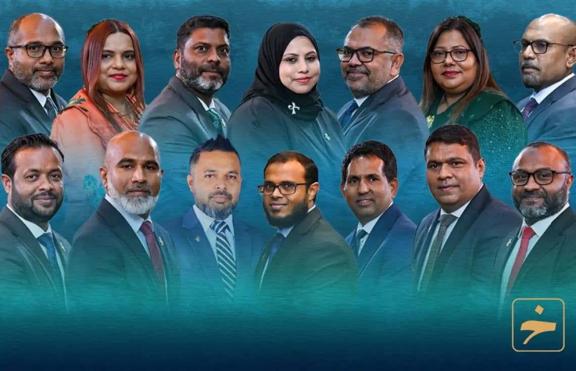 ރައީސް ޑރ. މުހައްމަދު މުއިއްޒު އަލުން އެކުލަވައިލެއްވި ކެބިނެޓުގެ ވަޒީރުން---