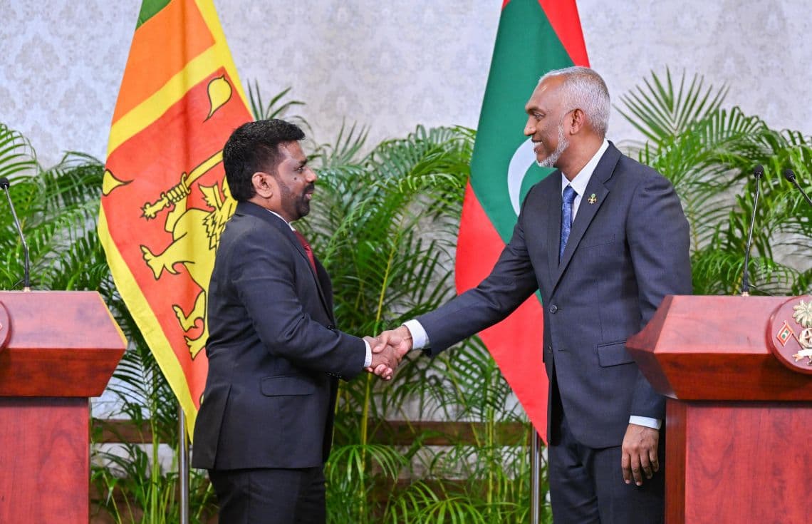 ރައީސުލްޖުމްހޫރިއްޔާ ޑރ. މުޙައްމަދު މުޢިއްޒު އަދި ސްރީލަންކާގެ ރައީސް އަނޫރާ ކުމާރާ ޑިސަނާޔަކެ---ފޮޓޯ: ރައީސް އޮފީސް