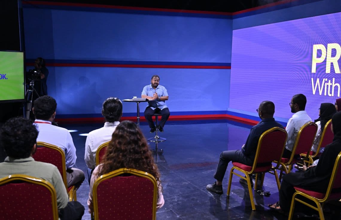 އޮފީހުގެ ތަރުޖަމާނު މުހައްމަދު ހުސައިން ޝަރީފު މިއަދު ނޫސްވެރިންނާ ބައްދަލުކުރެއްވުން---ފޮޓޯ: ރައީސް އޮފީސް