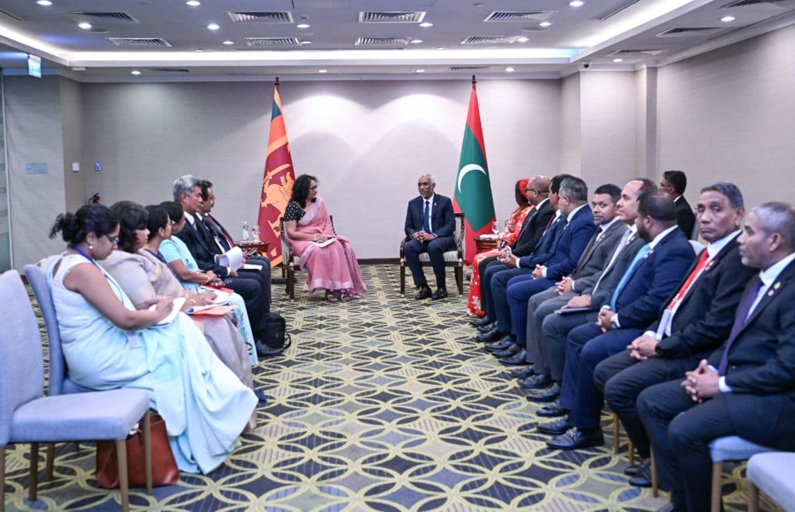 ސްރީލަންކާގެ ބޮޑުވަޒީރު ޑޮކްޓަރ ހަރިނީ އަމަރަސޫރިޔާ ، ރައީސުލްޖުމްހޫރިއްޔާ ޑރ.މުޙައްމަދު މުޢިއްޒުގެ އަރިހަށް އިޙުތިރާމުގެ ޒިޔާރަތެއް ކުރެއްވުން.