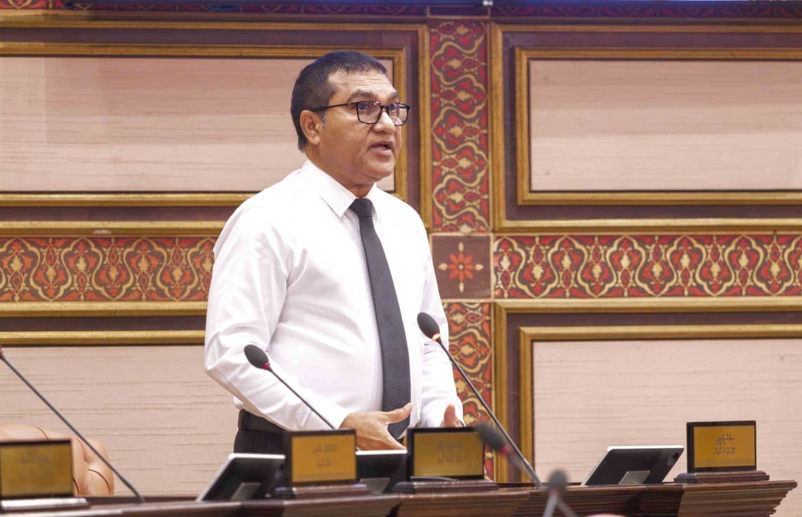 ފޭދޫ ދެކުނު ދާއިރާގެ މެމްބަރު އިބްރާހިމް ދީދީ މަޖިލިސް ތަޅުމުގައި ވާހަކަފުޅު ދައްކަވަނީ. / ފޮޓޯ: ރައްޔިތުންގެ މަޖިލިސް