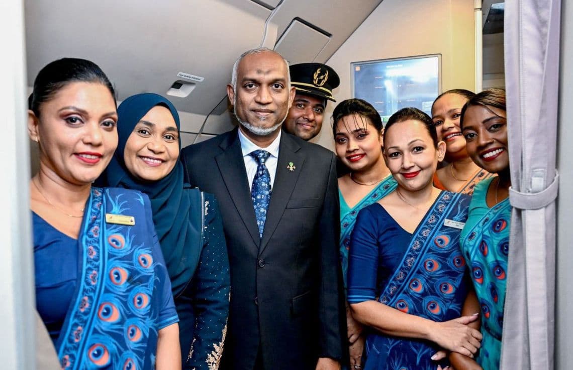 ސްރީލަންކަން އެއާލައިންގެ ކެބިން ކްރޫންތަކަކާއެކު ރައީސް މުއިއްޒު ފޮޓޯއަކަށް ހުއްޓިގެން. / ފޮޓޯ: ސްރީލަންކަން އެއާލައިންސް