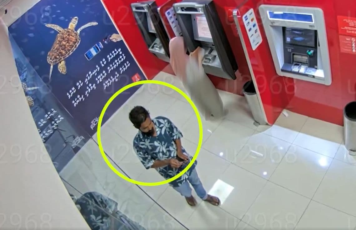 އެހެން މީހެއްގެ ކާޑުން ވިޔަފާރިކުރި މައްސަލައެއްގައި މީހަކު ހޯދަނީ