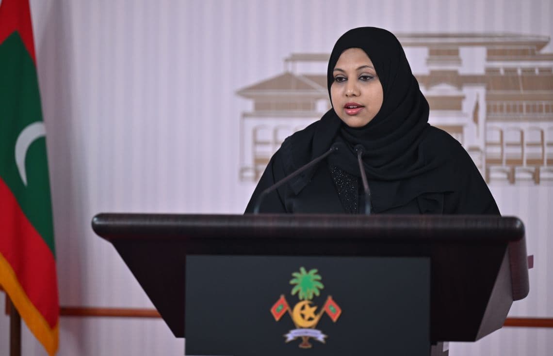 ރައީސް އޮފީހުގައި އޮތް ނޫސްވެރިންގެ ބައްދަލުވުމެއްގައި ހީނާ ވަލީދު ވާހަކަފުޅު ދައްކަވަނީ. / ފޮޓޯ: ރައީސް އޮފީސް