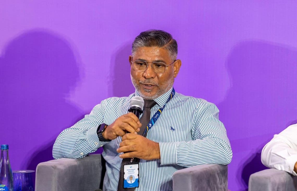 ހޮޓެލް ޖެންގައި ބޭއްވި "އޭވިއޭޝަން ފޯރަމް 2026 - ކަނެކްޓިންގ މޯލްޑިވްސް"ގައި ވީއައިއޭގެ އެމްޑީ އިބްރާހީމް ޝަރީފް މުޙައްމަދު ވާހަކަފުޅު ދައްކަވަނީ.