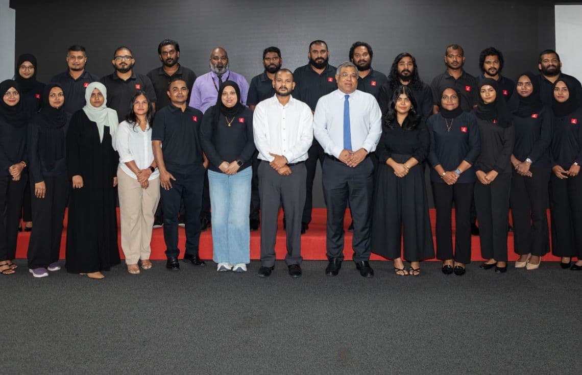 ޕްރޮގްރާމްގެ ބައިވެރިންނާއެކު ބީއެމްއެލްގެ ސީއީއޯ މުހައްމަދު ޝަރީފް. / ފޮޓޯ: ބީއެމްއެލް