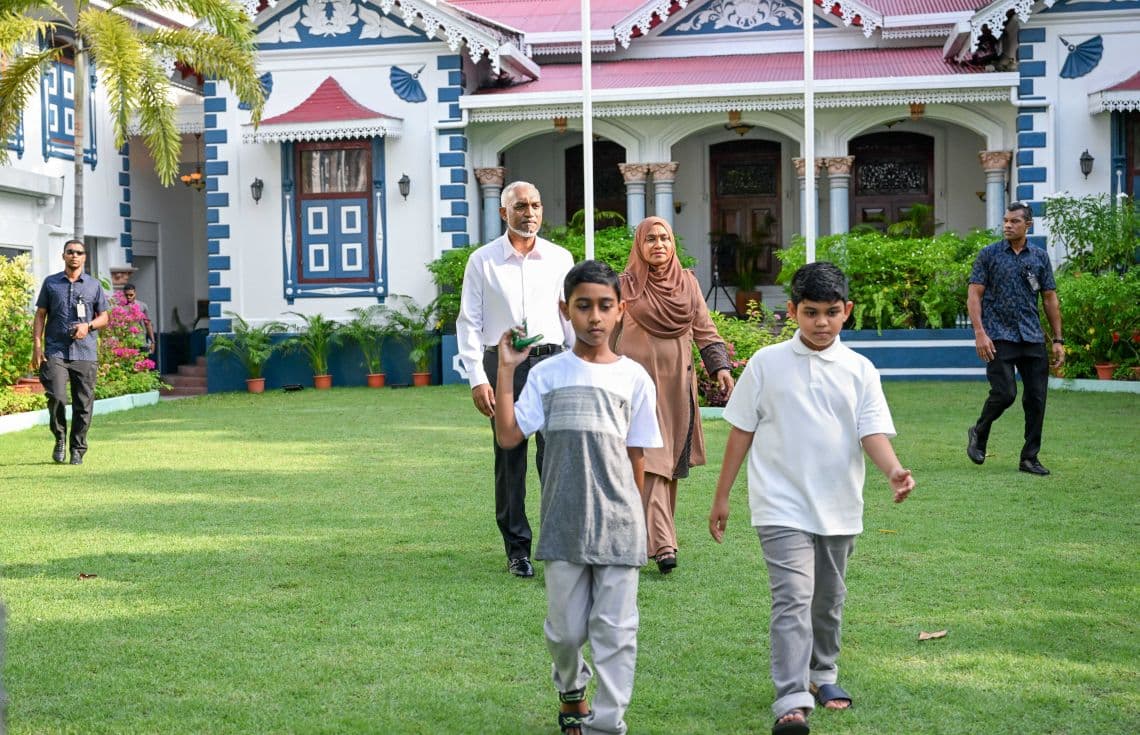 ރައީސުލްޖުމްހޫރިއްޔާ އަދި އެމަނިކުފާނުގެ އާއިލާގެ ބައެއް ބޭފުޅުން. / ފޮޓޯ: ރައީސް އޮފީސް