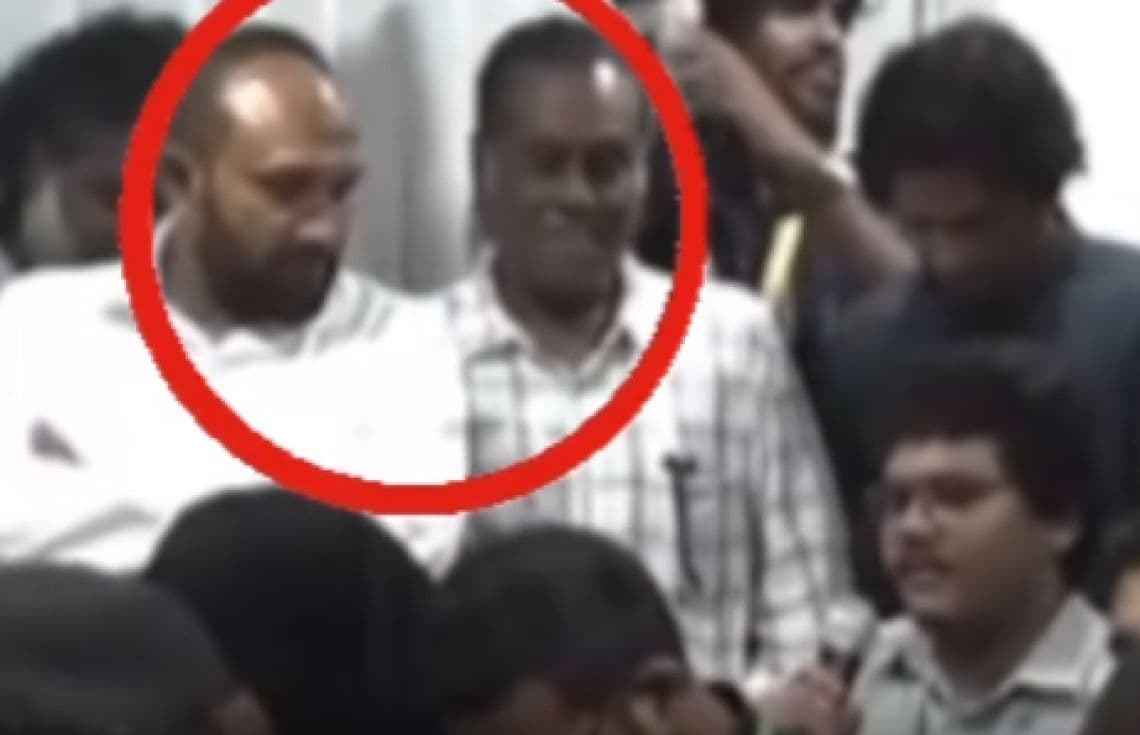 ނޫސްވެރިޔާ ސުވާލުކުރައްވަމުން ގެންދެވި ވަގުތު ޑރ. ޖަމީލާއި ޒިޔާދު ނޫސްވެރިޔާއަށް ފުރައްސާރަކުރަމުންދާ މަންޒަރު---