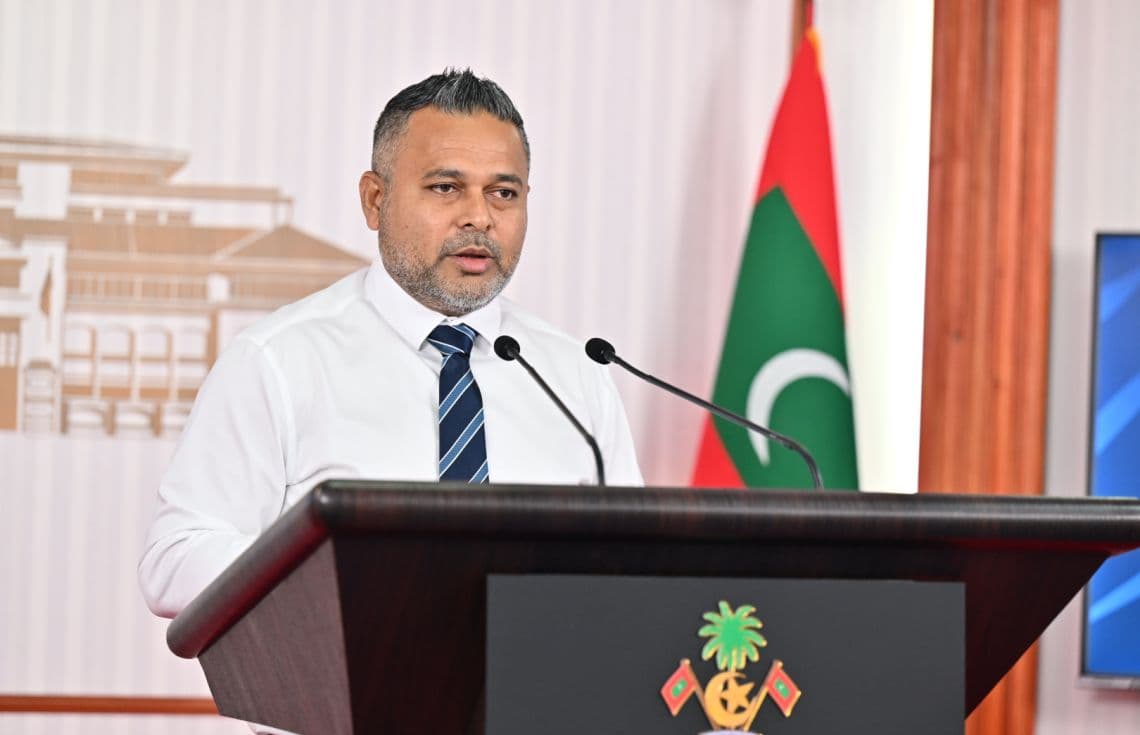 ރައީސް އޮފީހުގައި ބޭއްވި ނޫސްވެރިންގެ ބައްދަލުވުމެއްގައި މިނިސްޓަރު ޝިޔާމް ވާހަކަފުޅު ދައްކަވަނީ. / ފޮޓޯ: ރައީސް އޮފީސް