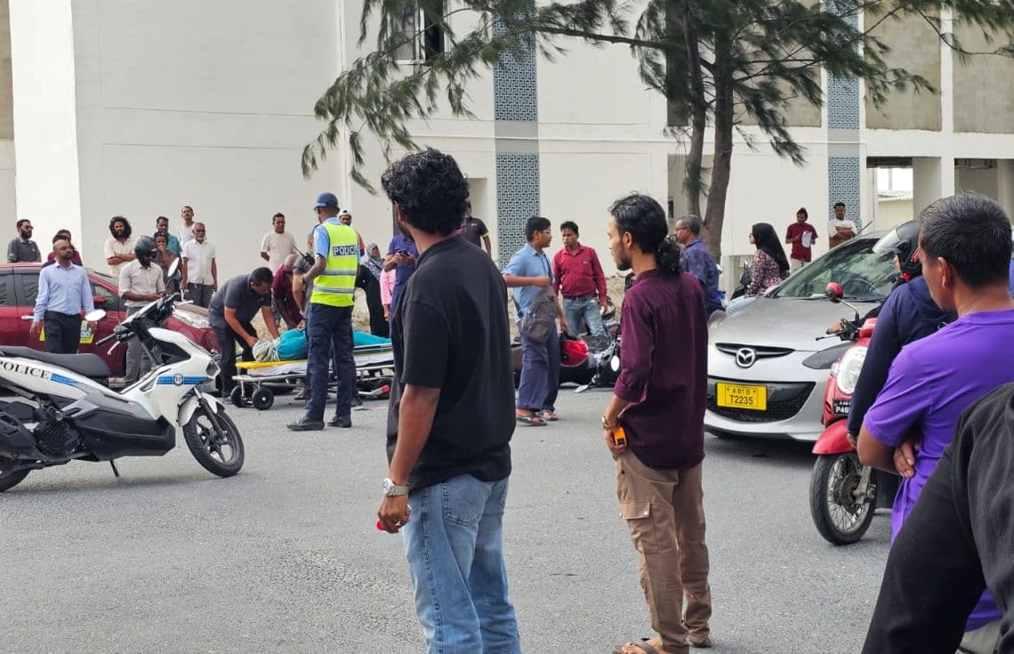 ފޭސް 2 ގައި ހިނގި އެކްސިޑެންޓުގައި އަންހެން މީހާ އަށް ލިބުނު އަނިޔާތަކަށް ފަރުވާ ދިނުމަށް ހޮސްޕިޓަލަށް ގެންދިޔުމަށްޓަކައި އެމްބިއުލާންސަށް އަރުވަނީ. / ފޮޓޯ: ޚުލާސާ