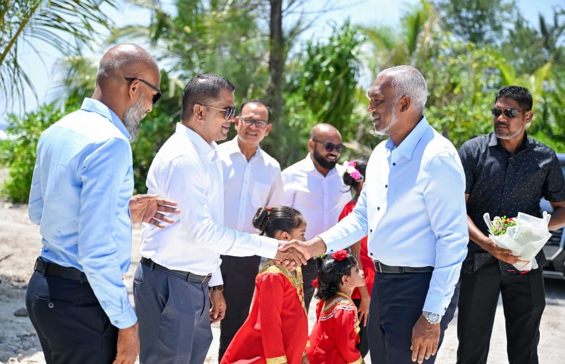 އައްޑޫ ސިޓީ ހުޅުދޫއަށް ރައީސް ކުރެއްވި ދަތުރުފުޅުގައި ޝާހިދުއާ ސަލާމްކުރައްވަނީ. / ފޮޓޯ: ރައީސް އޮފީސް