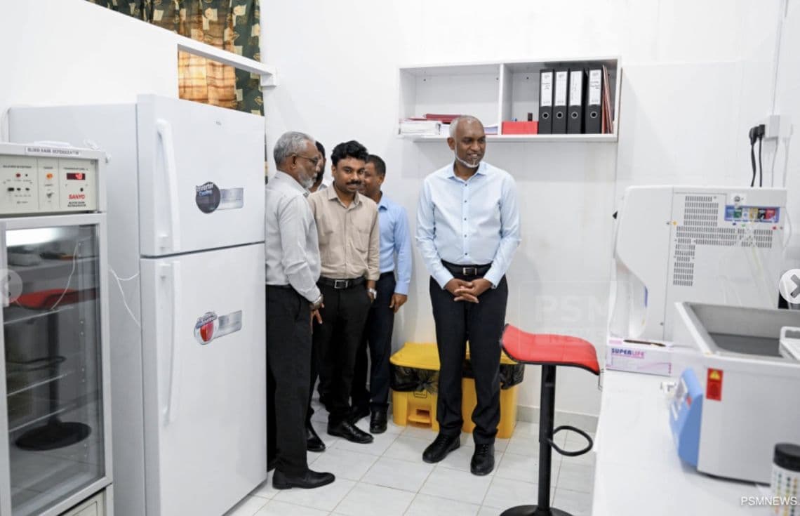 ރައީސުލްޖުމްހޫރިއްޔާ ލ.މާމެންދޫ ސިއްހީމަރުކަޒުގެ ލެބޯޓަރީ ބައްލަވާލައްވަނީ / ފޮޓޯ: ދައުލަތުގެ މީޑިއާ، ޕީއެސްއެމް