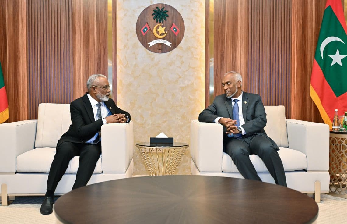 ރައީސް ޑރ. މުއިއްޒު އަދި މަޖިލިސް ރައީސް އަބްދުއްރަހީމް އަބްދުﷲ ވެލާނާ އެއާޕޯޓުގައި. / ފޮޓޯ: ރައީސް އޮފީސް