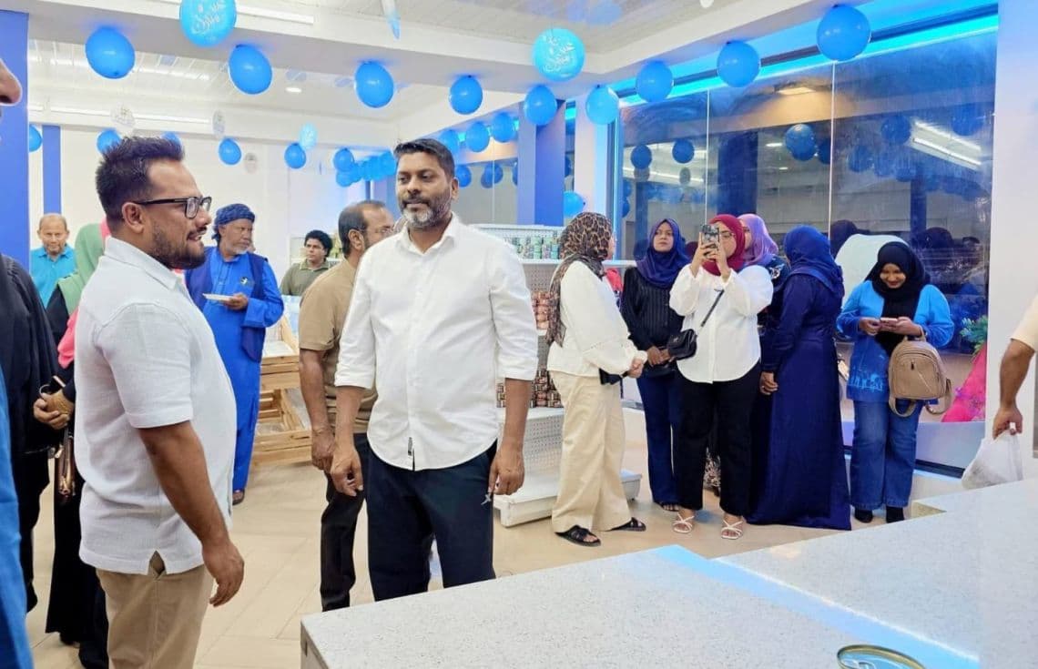 ޔޫތު އެންޑް ސްޕޯޓްސް މިނިސްޓަރު އަބްދުﷲ ރާފިއު އާއި މިފްކޯގެ ސީއީއޯ މުހައްމަދު އަނަސް---