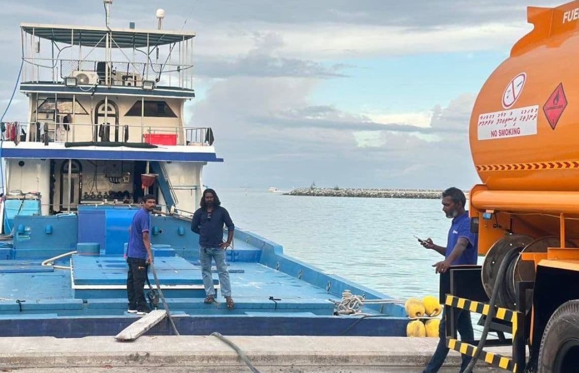 ބައުޒަރުން ދޯންޔަކަށް ތެޔޮ އަޅަނީ. / ފޮޓޯ: އެފްއެސްއެމް